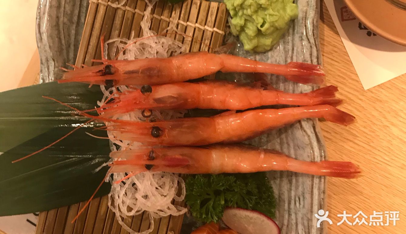 这家店是在这个商场新开的。孩子正好在这有课