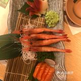 这家店是在这个商场新开的。孩子正好在这有课