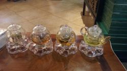 茶几上放着的花茶，可惜从进店到离店都没喝到。-香港修身堂