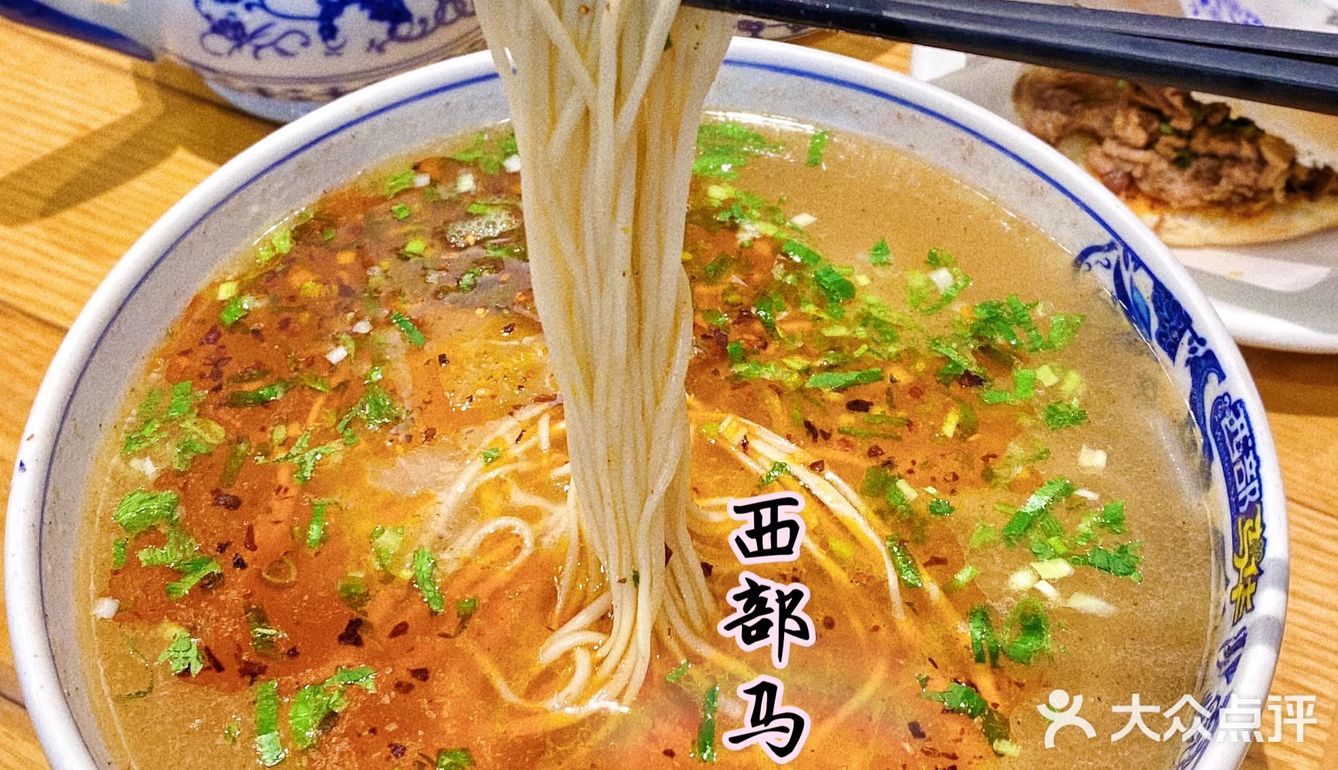 大冷天儿来碗热乎乎的拉面别提多得劲儿了～肉串也够香！