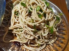 香椿苗拌豆腐丝-谢蟹浓·肉蟹煲(新奥店)
