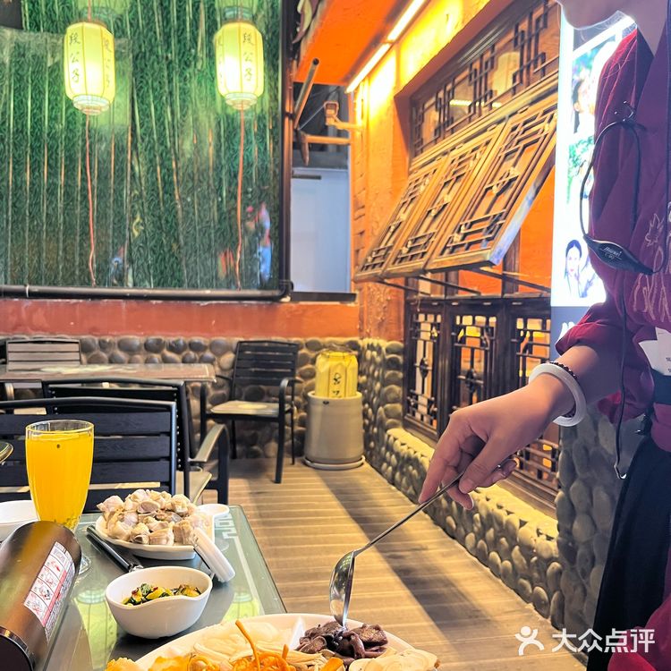 七点多钟才到大理，半夜10点多来吃的