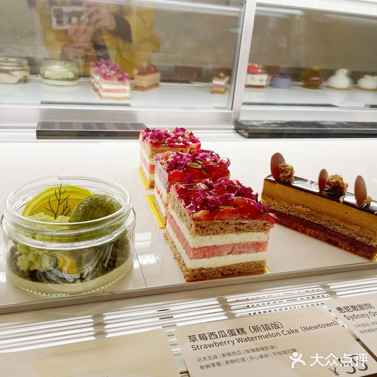 是悉尼熟悉的西瓜蛋糕的味道啊！门口还有蓝花楹树！