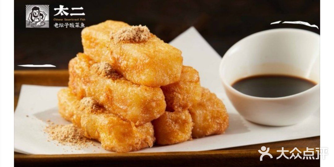 里面有金针菇和粉丝。鱼的份量很足，三个女孩子吃很足够