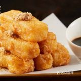 里面有金针菇和粉丝。鱼的份量很足，三个女孩子吃很足够