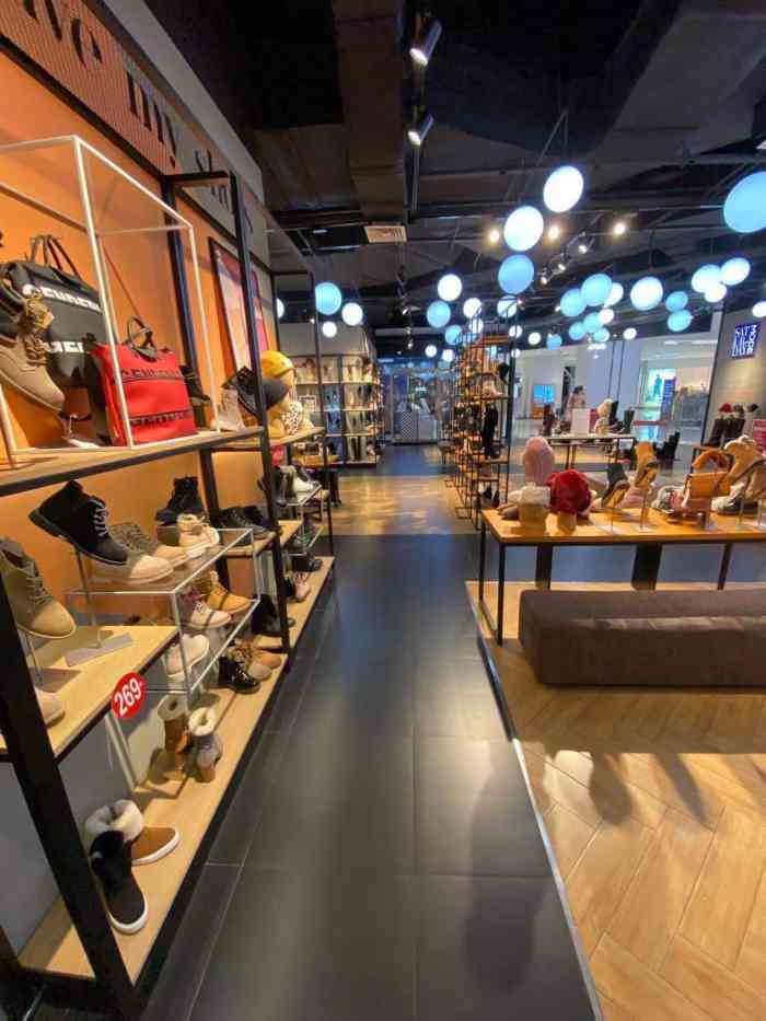 星期六专柜-"这款鞋160元,虽然我也不穿高跟鞋,看看."-大众点评移动版