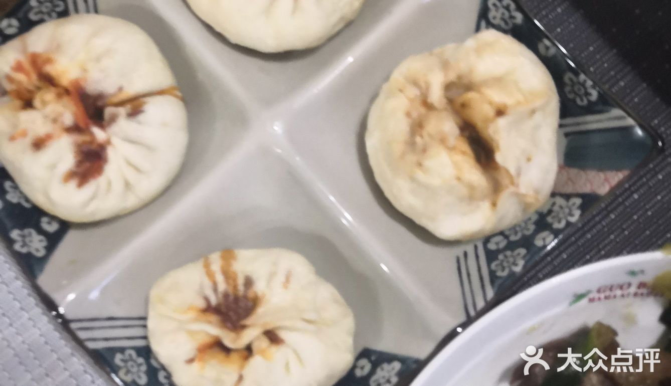 前腿肉250克,大葱切花,姜粒,盐,生抽,老抽