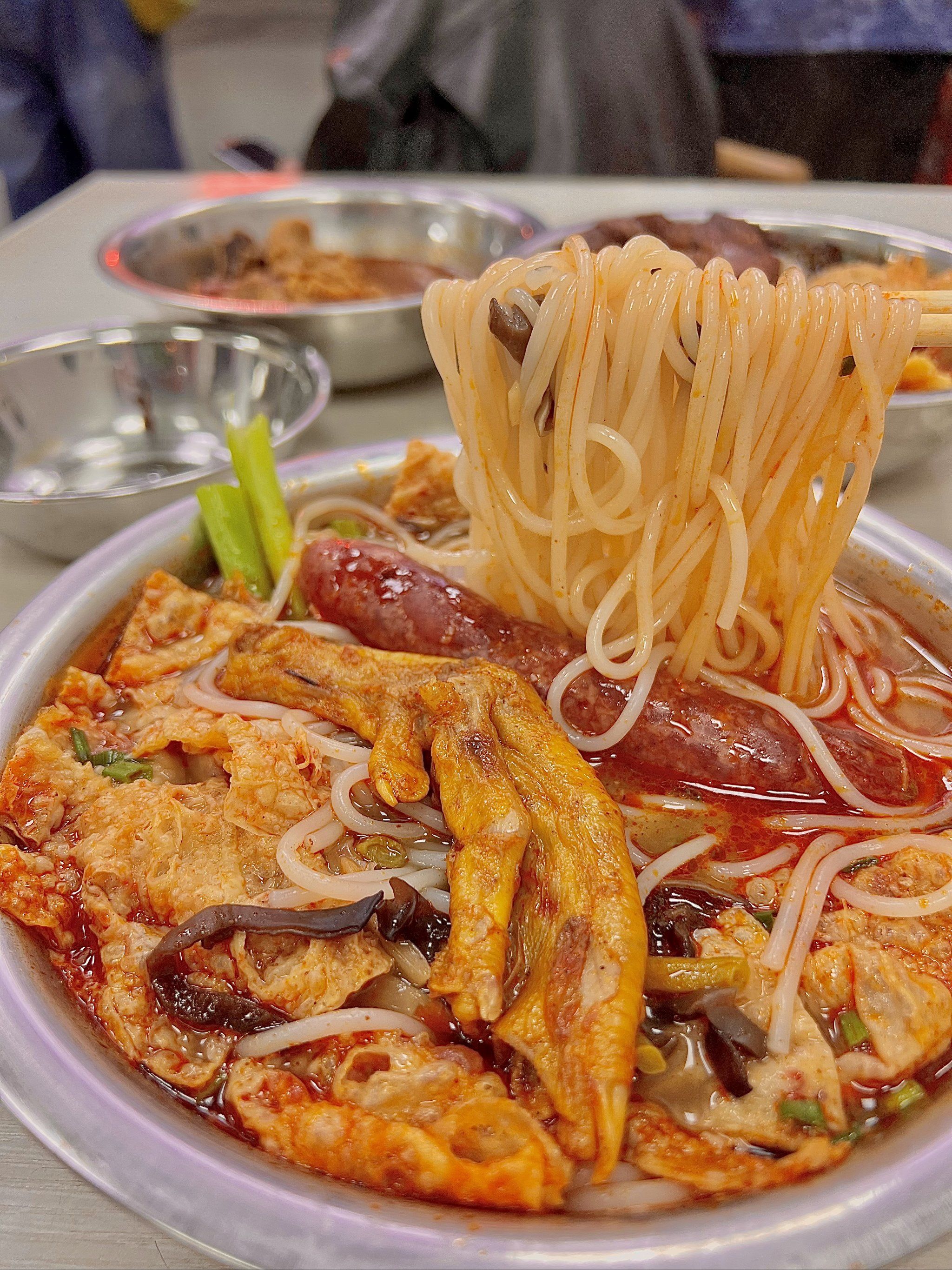 在柳州,事实证明!本地人越多的螺蛳粉店越好吃