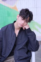 -一家只做男发烫染的店