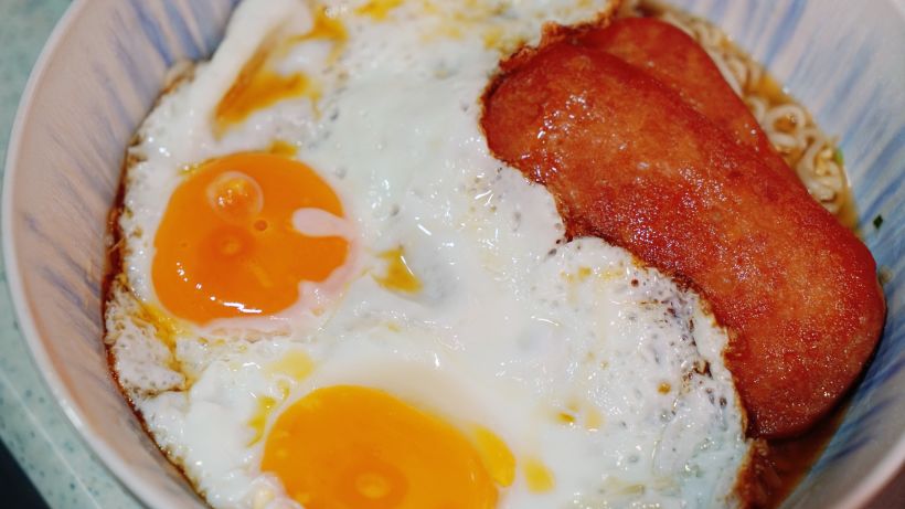 餐桌游世界|港式午餐肉煎蛋出前一丁