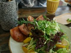 芒果轻盈蔬菜色拉+嫩煎鸡胸肉-MIKAKU(万达广场上海宝山店)