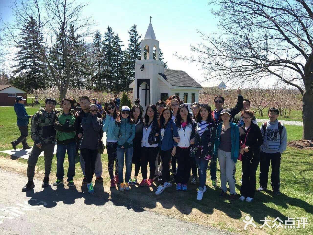 悬于蓝天白云、青山碧水之间