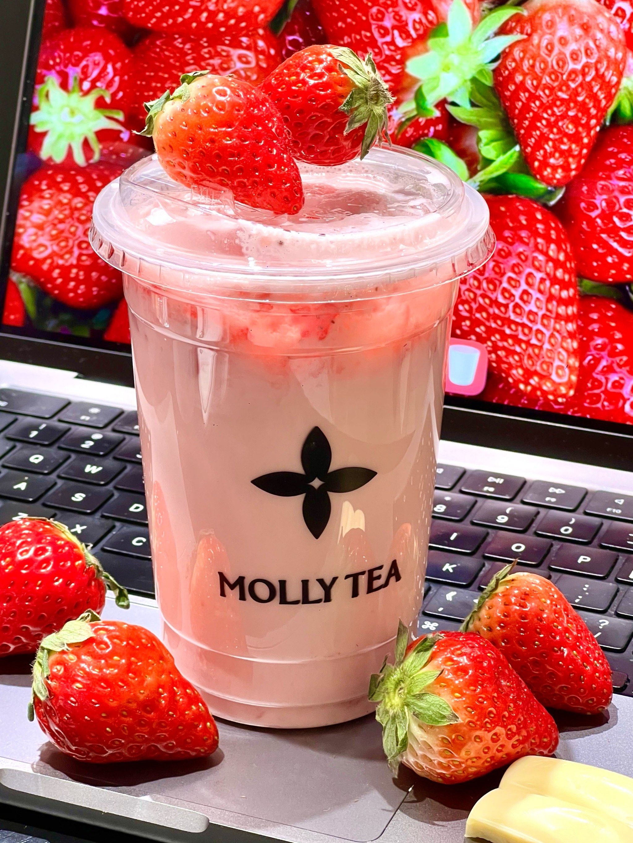 n莓莓白巧🍓茉莉龙芽茶底融合丝滑浓郁的草莓白巧牛乳再搭配酸甜