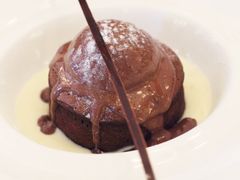 Salon&nbsp;de&nbsp;Ville&nbsp;の&nbsp;现烤热巧克力浆果布丁&nbsp;姜饼巧克力雪芭&nbsp;橙味君度酒汁（竖）-Salon de Ville浦江汇(上海外滩华尔道夫酒店店)