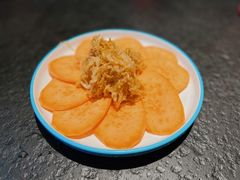 地瓜片拼酸菜-炭小牛果木烤肉