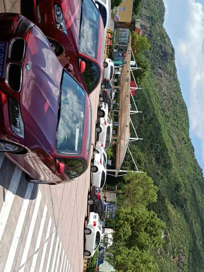 天台服务区停车场-"国庆出游,路过这个服务区,看看油不多了,.