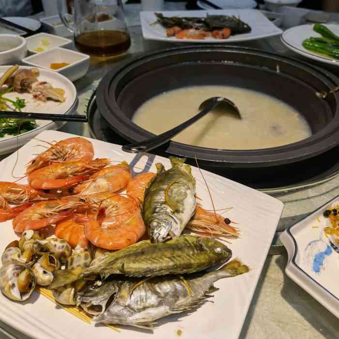 越百海海鲜蒸锅(观海店)-"这边服务不好,特意去海鲜池要活虾,点菜都.