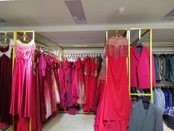 -月月婚纱礼服仓储店(王府井店)