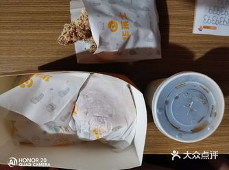 拿出来还有热热的余温，性价比高，汉堡鸡肉块很大块