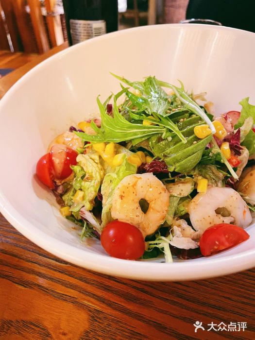 虾仁牛油果蔬菜沙拉
