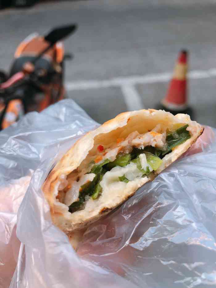 余记烤饼(龙游店)-"这几年小烤饼也涨价的厉害,但是架不住好吃.