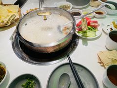 -洪氏嗨捞·广东猪肚鸡·椰子鸡火锅(西咸万象城店)