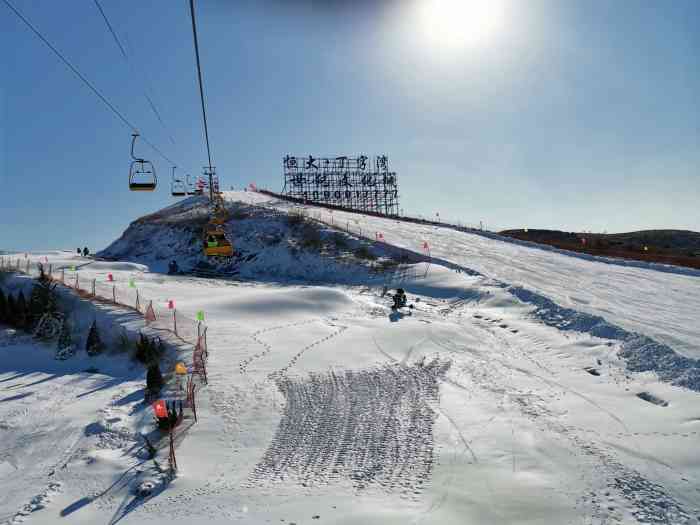 金山滑雪场"初八去滑雪的 人不少买的电子票,开车去.