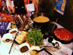 浓厚原只鸡煲花胶汤-鲜入围煮花胶鸡海鲜火锅