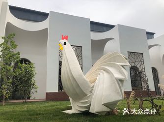 终于体会到横看成岭侧成峰的含义了，这个巨形雕塑不同的