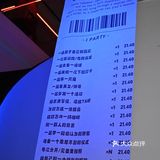 淮海中路上的这家bar，白天是咖啡店，夜晚是酒吧