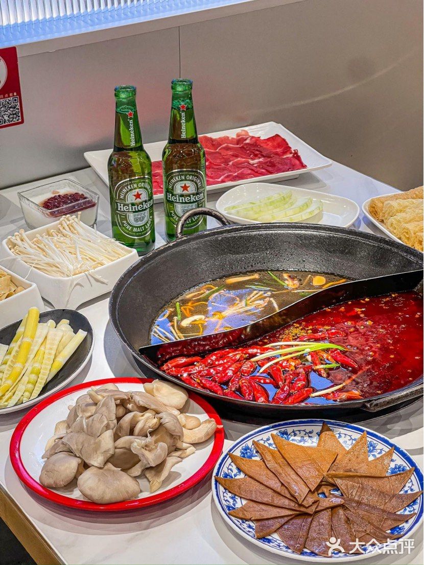 两个人吃撑了也就一百出头 这不跟朋友边吃火锅边聊天