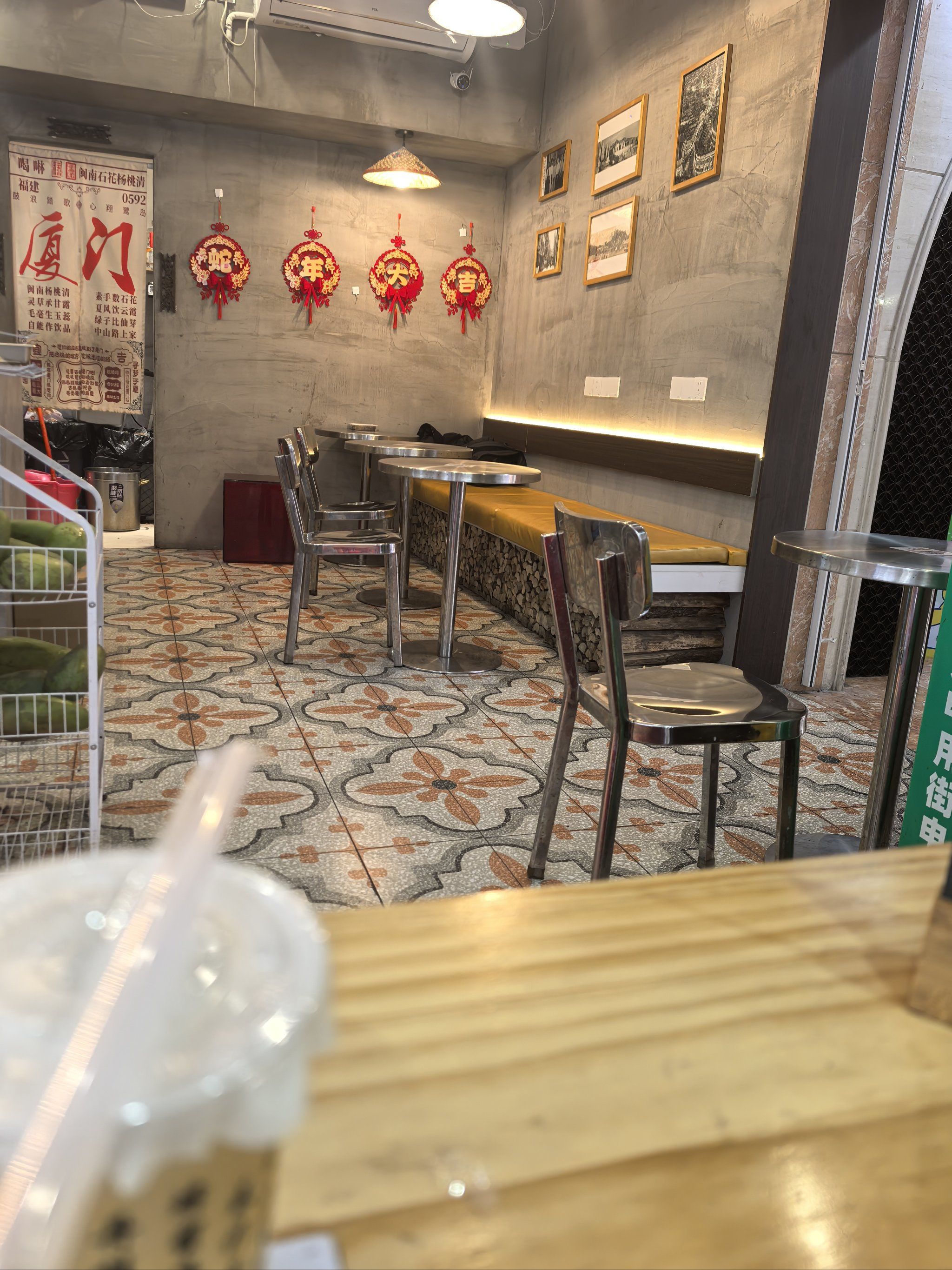 奶茶店的悠闲座位安排