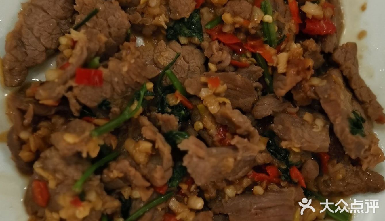倒入蒜末，姜片，辣椒，炒香，放入腌制好的牛肉