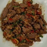 倒入蒜末，姜片，辣椒，炒香，放入腌制好的牛肉
