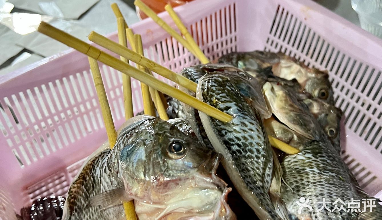 版纳蕞好吃的烤鱼店|下飞机拖着行李都要来