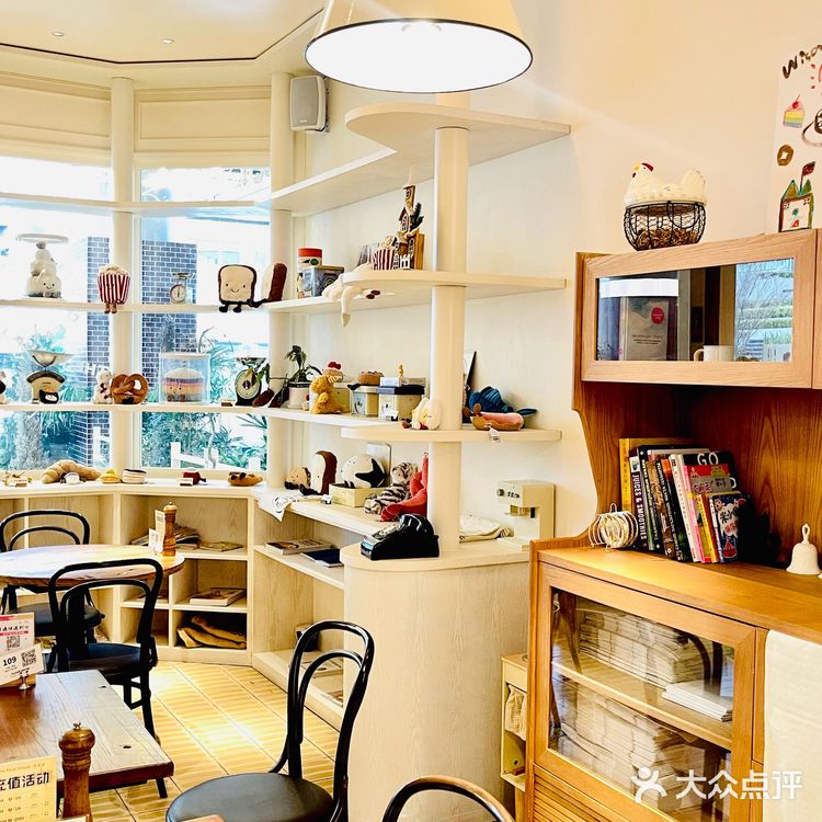 一起进入这家超出片的法式奶油风的漫画面包房