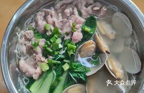 Clam and Snowflake Pork with Greens in Luohua Noodles