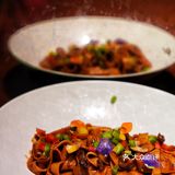 这里有酒有表演 还有美味牛排套餐～