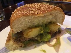 菠萝牛油果牛肉汉堡-bluefrog蓝蛙(水游城店)