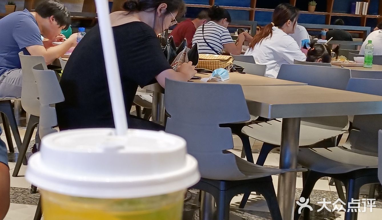 逛荟聚午餐时间到了，走进食通天宜家美食馆，看到干锅鱼