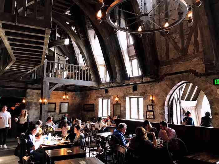 三根扫帚酒吧-"在环球里面寻觅午餐,因为辛普森那里都是配.