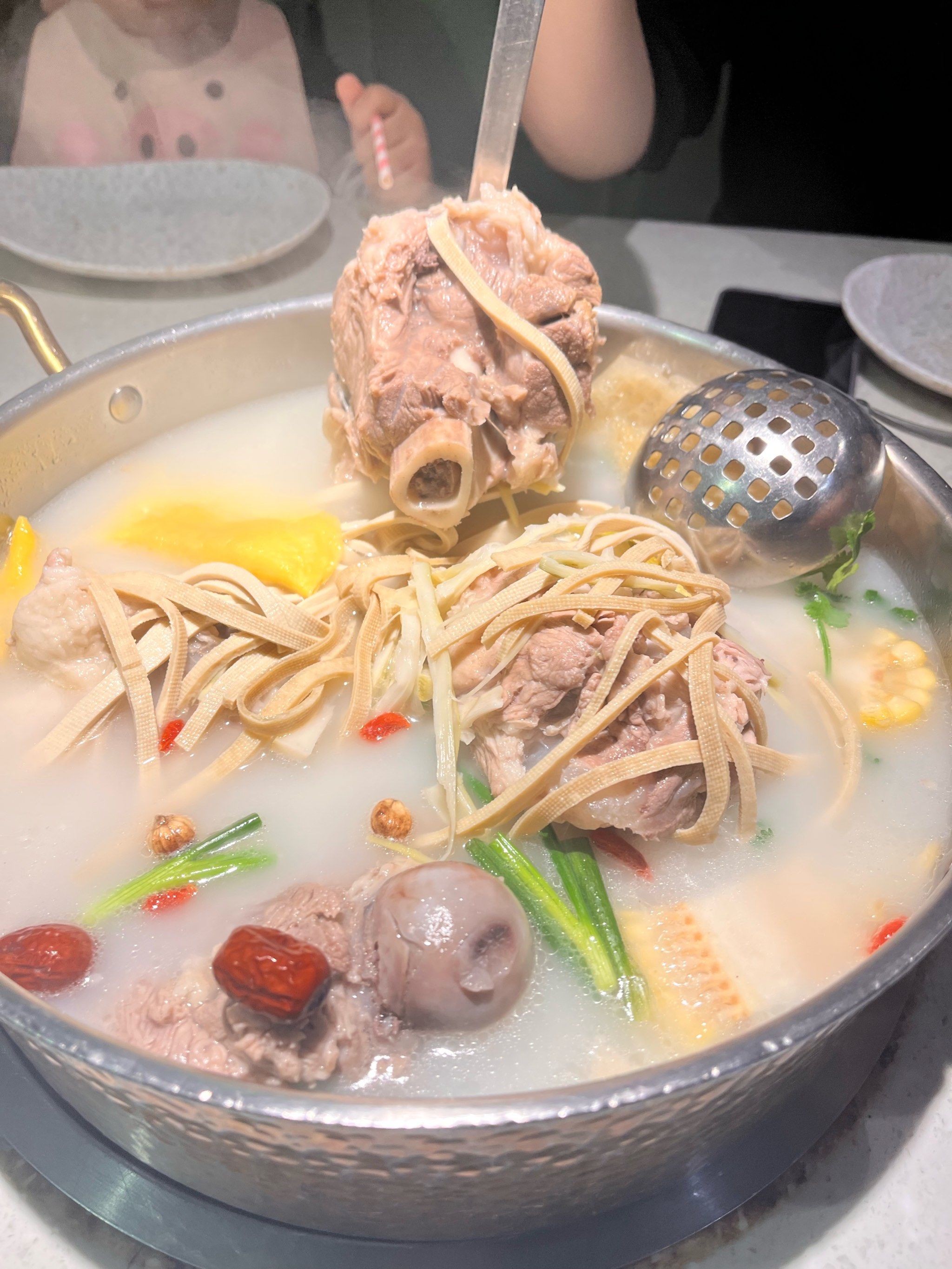 这家店的筒骨火锅真的是回忆杀阿
一下子回到读书时候爱吃的筒骨锅