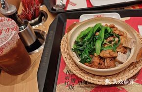 Sauce-Steamed Spare Ribs and Chicken with Mushrooms in Clay Pot Rice