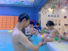 -蓝鲸奇亲子游泳俱乐部