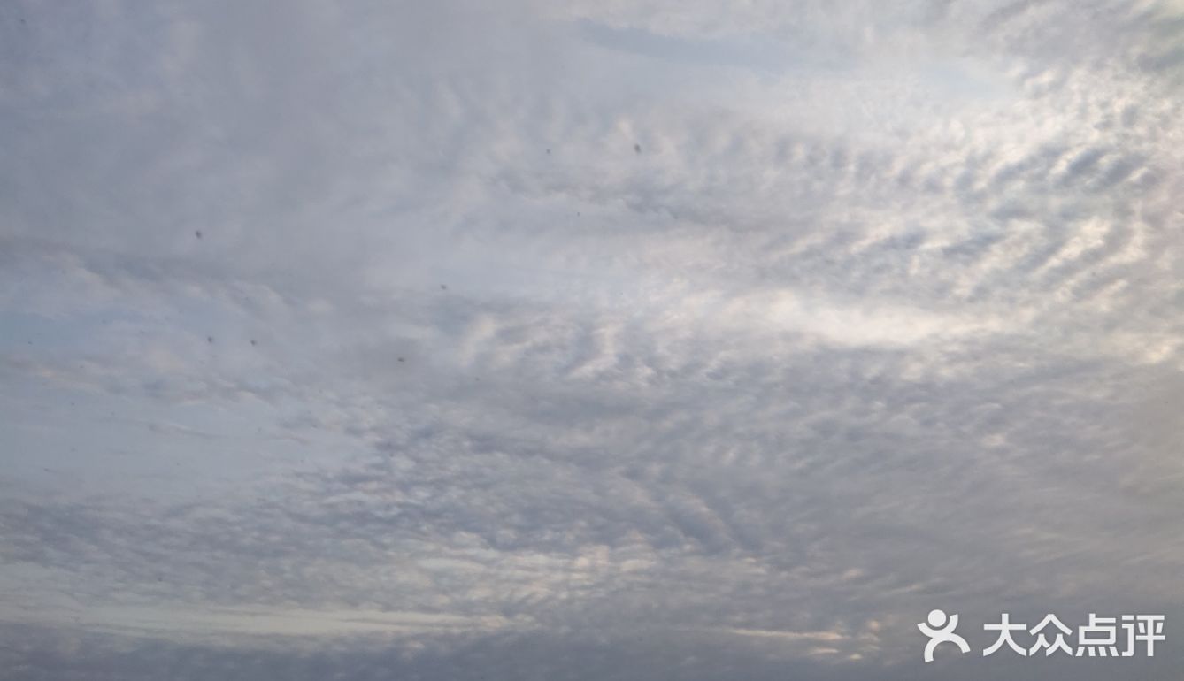 今日份的天空和云彩今天天气预报是阴天多云