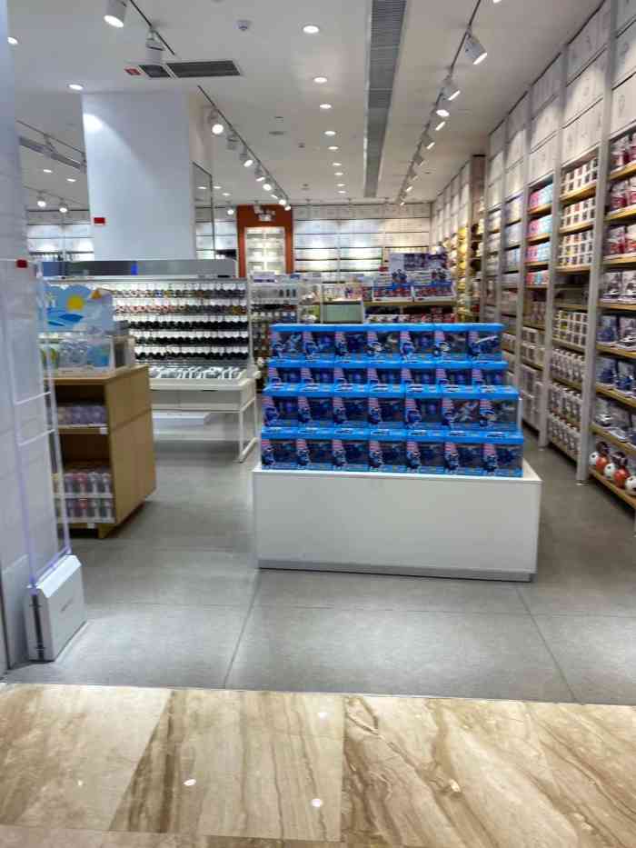 名创优品(益田假日世界店)-"服务员不多,收银台要喊才来人.服务员态.
