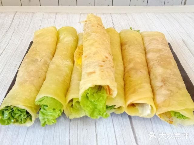 用手将饼皮摊平，盖锅焖上一分钟。一分钟后打开翻面