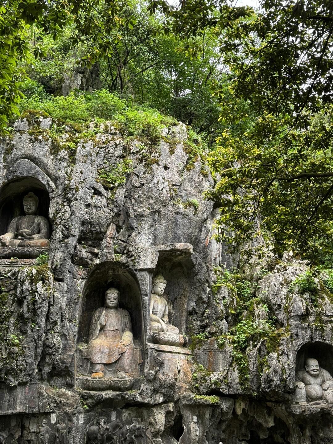 登飞来峰顶 赏石窟造像‼️