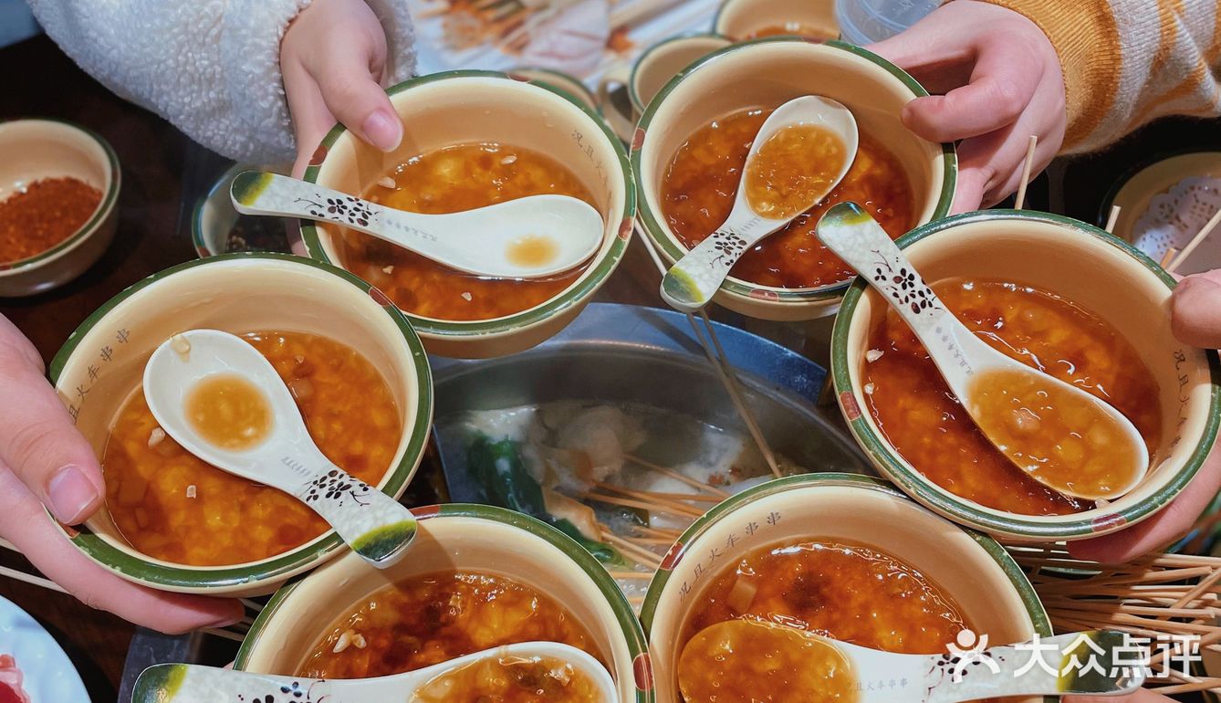 坐在火车里吃串串火锅是种什么体验⁉️