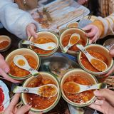 坐在火车里吃串串火锅是种什么体验⁉️
